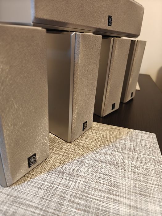 Vând sateliți Yamaha în stare foarte bună estetic