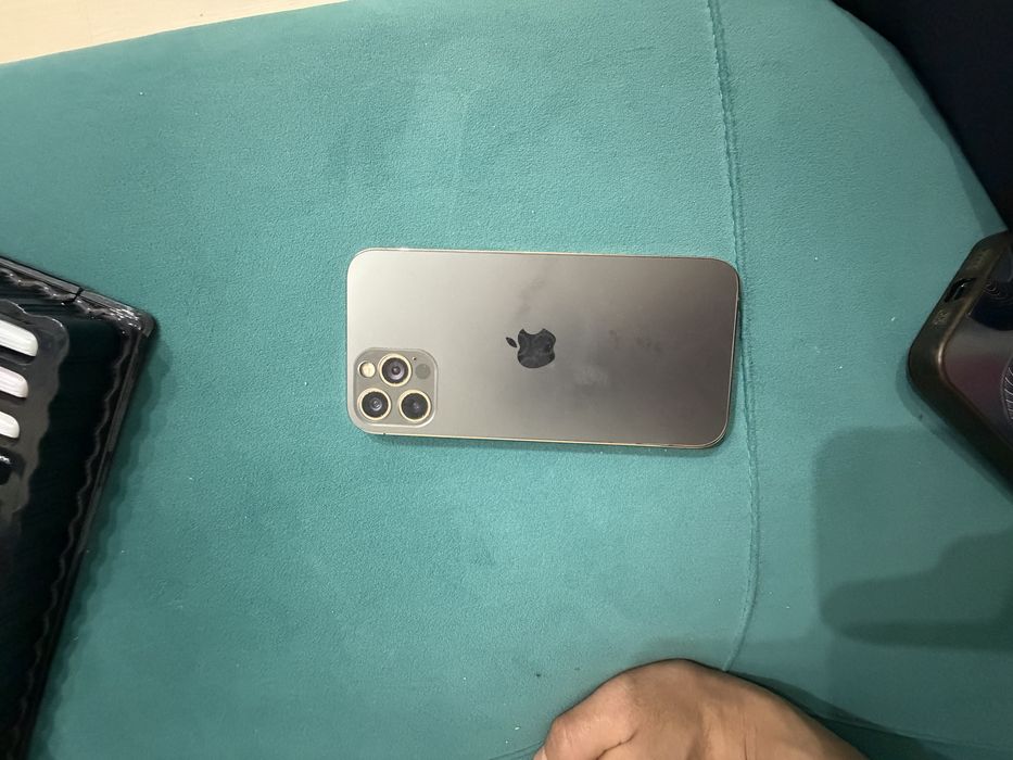Продам айфон 12 про