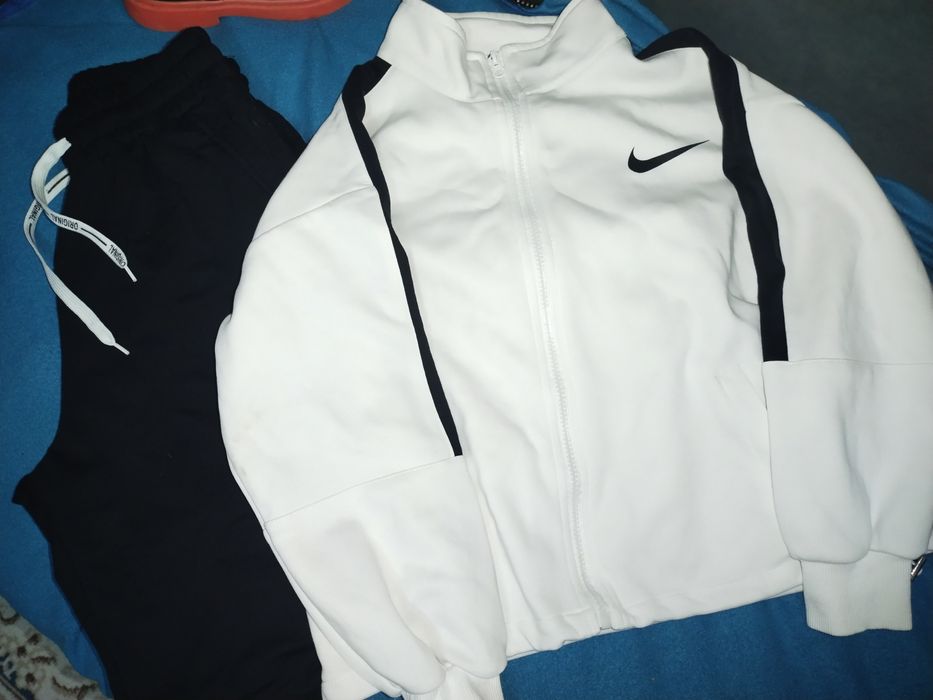 Продам спортивные костюмы для девочки