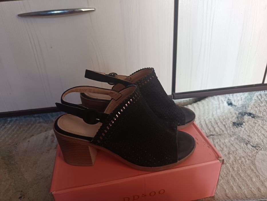 Продаётся босоножки черного цвета