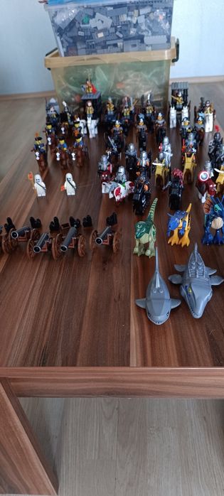 Лот китайско лего над 10 кг и 150  фигурки и екипировка