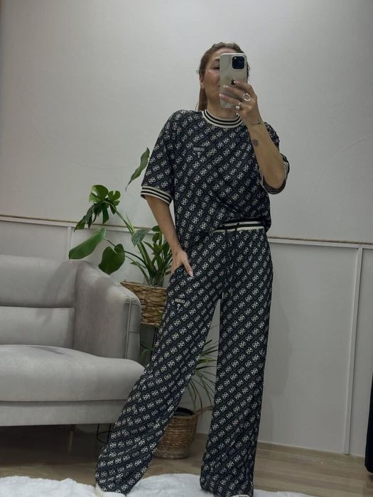 Compleu Guess 
Marimi L
Preț 240 lei