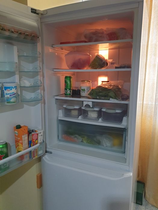 Хладилник с фризер  HOTPOINT ARISTON  размери 1900 см70см60см.за 250евро