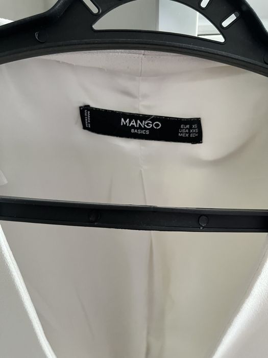 белый пиджак от бренда mango