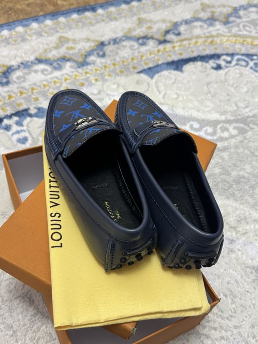 Аяқ киім сатылады