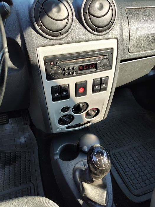 Vând Dacia Logan 1.6