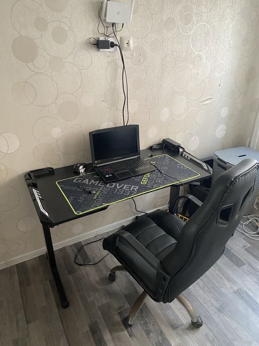 Компютерный игровой стол вместе с креслом
