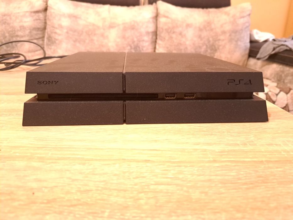 Продавам Sony PS4