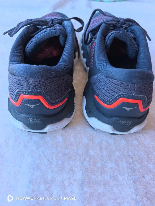Дамски маратонки Mizuno номер 35. Стелка 22см