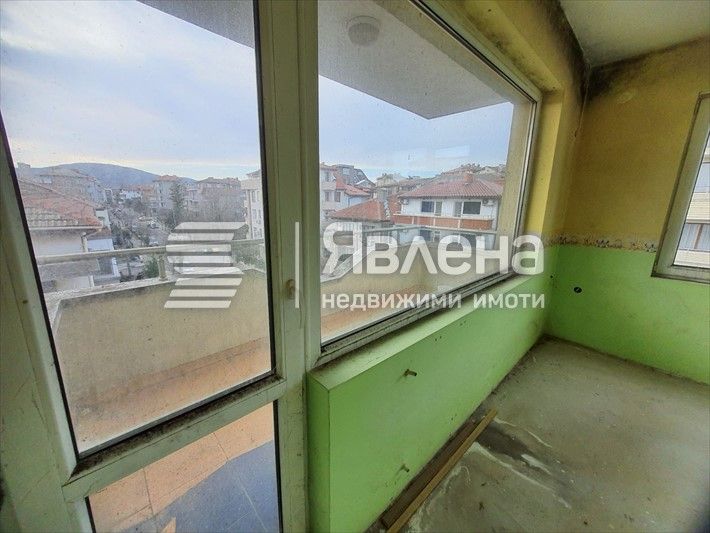 Тристаен непреходен апартамент в центъра на Царево