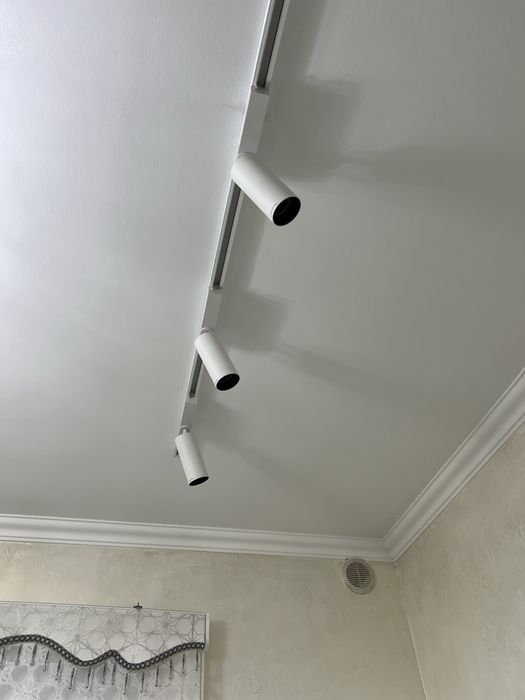 Трек лампа.