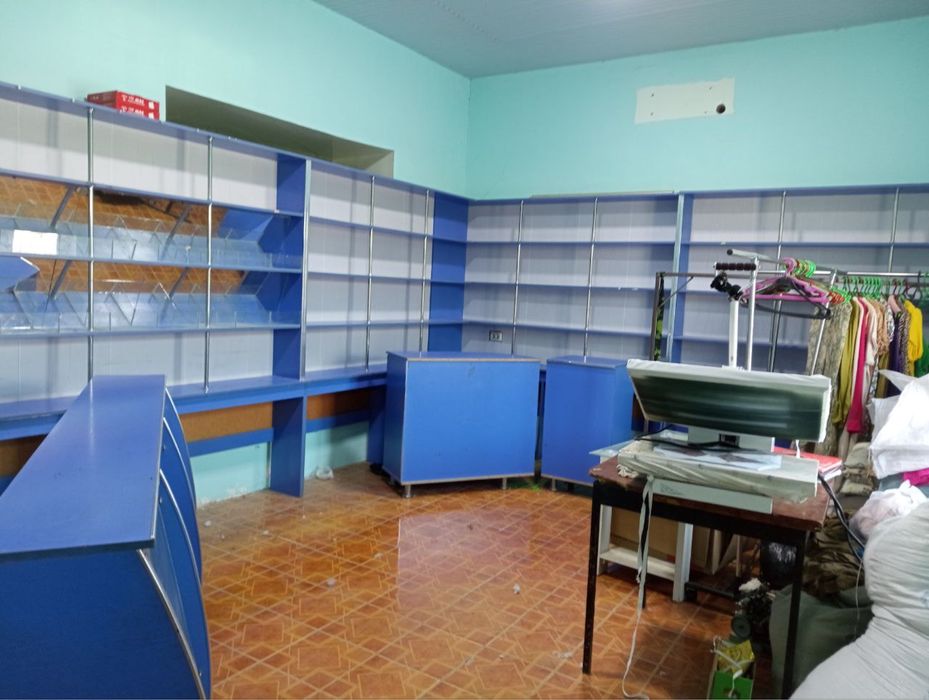 Prilavka sotiladi “Narxi kelishiladi”  boyi 2.15 m oraligʻi 2 m