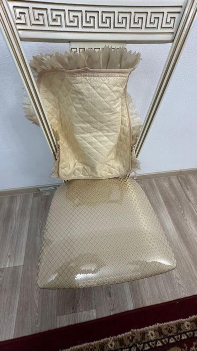 Продам очень красивый стол со стульями