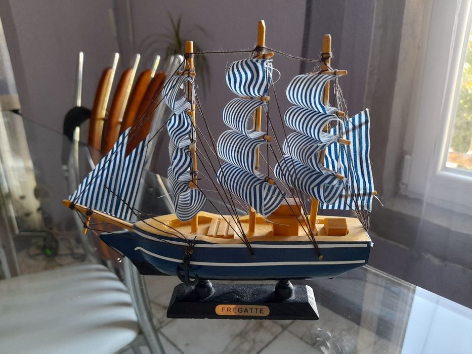 Лот дървени платноходи