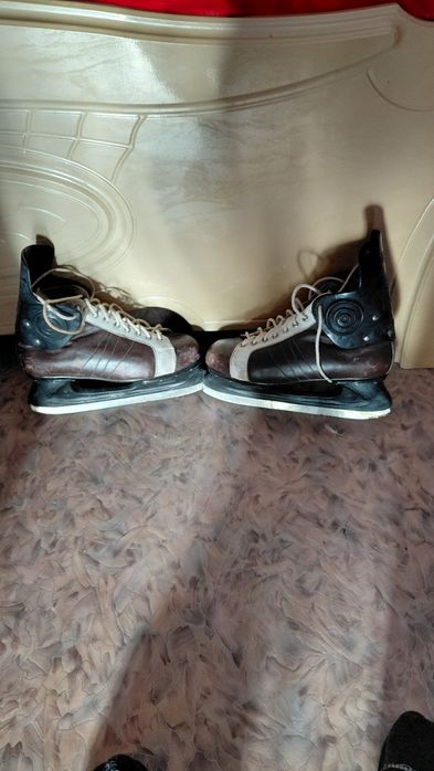 Коньки хокейнные.