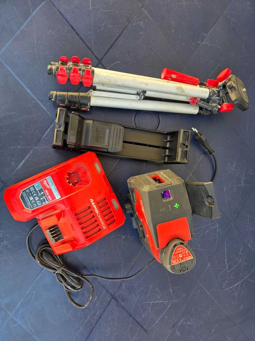 Milwaukee M12 CLLP Зелен Комбиниран Лазерен Нивелир с Отвесни Точки