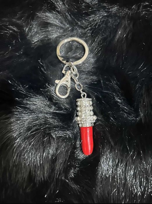 Breloc tip ruj cu pietricele