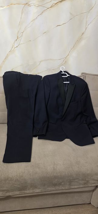 Vând costum de ceremonie in stare foarte bună. Merita văzut!