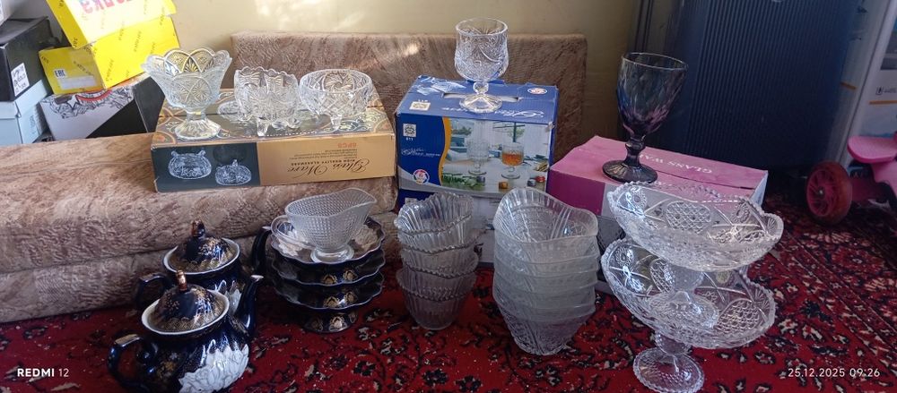 Посуда и кресло.