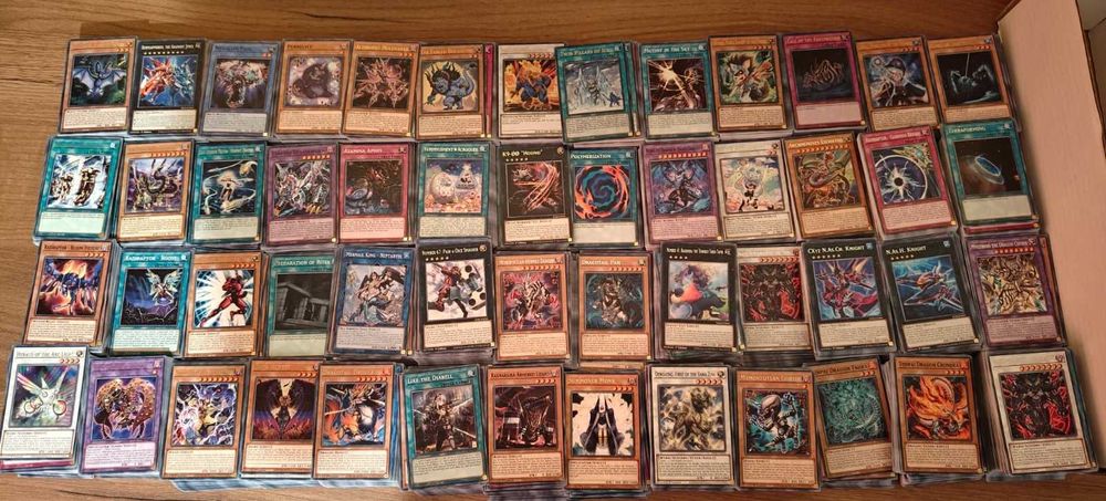 Vand Lot cu aprox. 1000 carti Yu-Gi-Oh Originale 2021-2025.