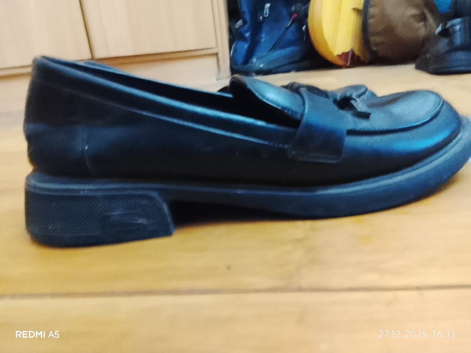 Продам туфли 38 размер для девочки чёрного цвета