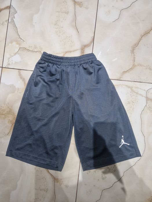 Pantaloni Jordan 10-12 ani, la doar 35 lei