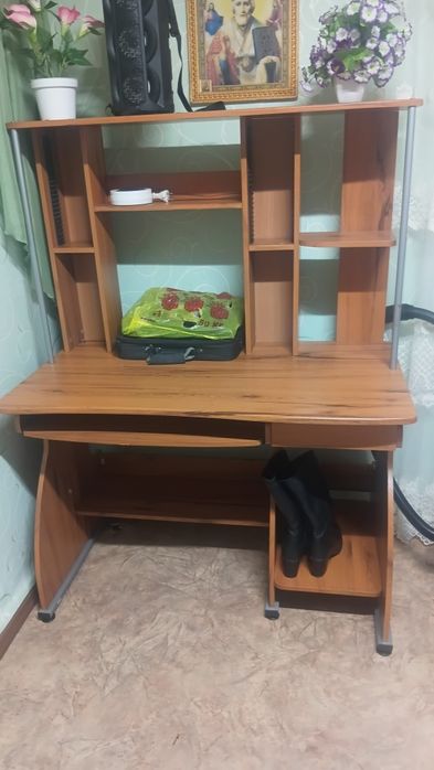 Продам компьютерный стол