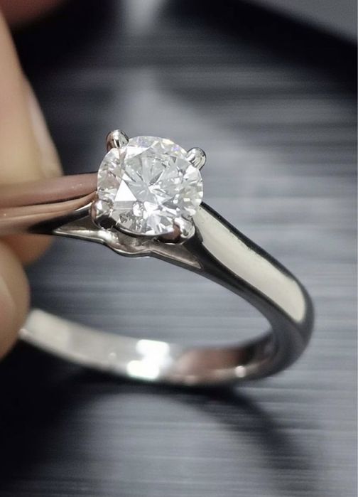 Кольцо с брильянтом Cartier