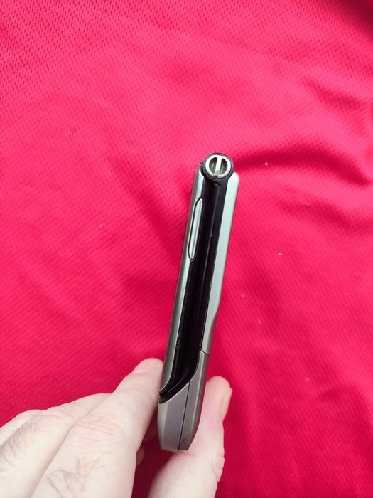 Motorola RAZR V3i + charger ( unlocked)