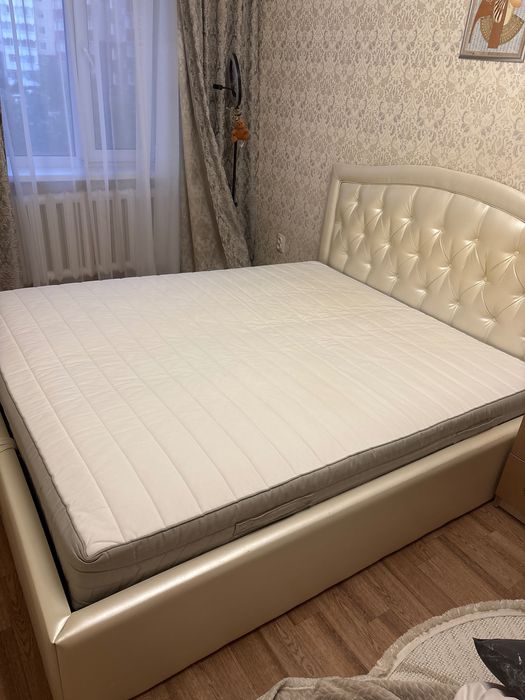 Кровать двуспальная с матрасом