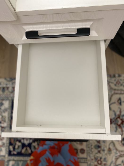 Туалетный столик с зеркалом