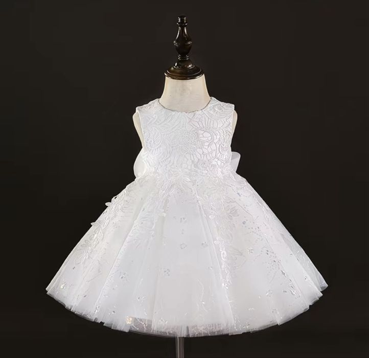 Продам  белые нарядные платья на девочек