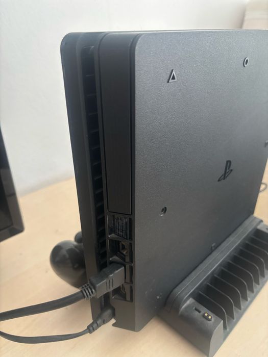 Vand PS 4 Slim cu statie de incarcare, capacitate 1 TB