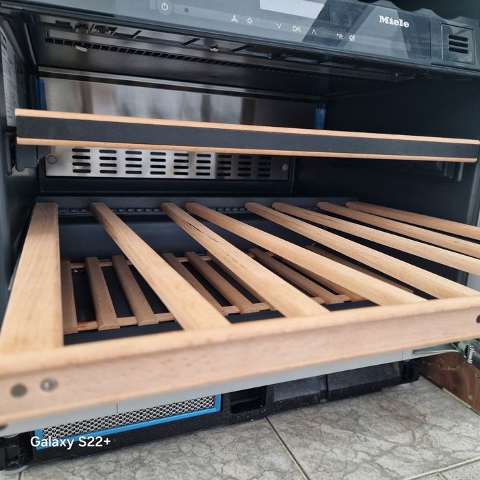 Винен охладител за вграждане под плот MIELE KWT 6322 UG