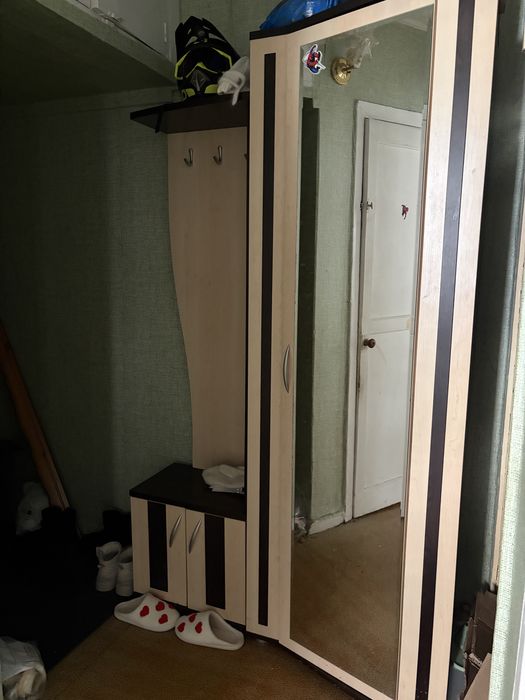 шкаф, прихожая и кровать