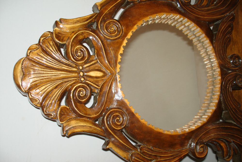 Oglinda veche cu rama sculptata