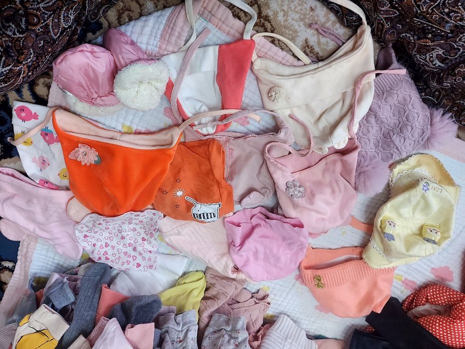 Детские шапки и пинетки