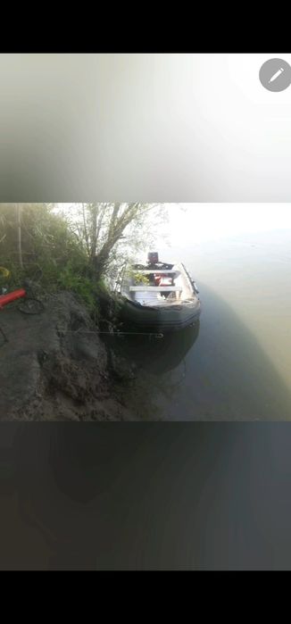 Лодка с мотором Quiksilver