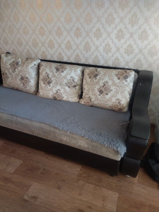 Продаю диван в хорошем состояние