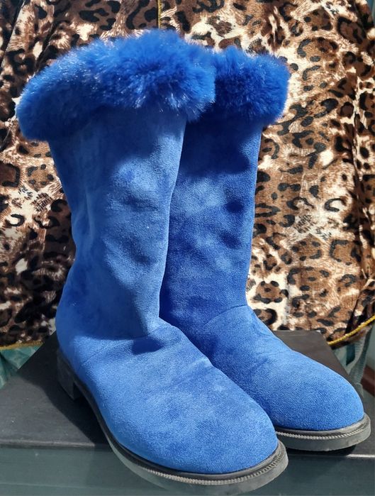 Дамски ботуши кралско синьо от набук.