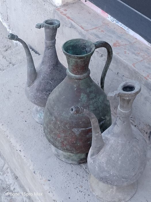 Qadimiy mis koʻzalar sotiladi