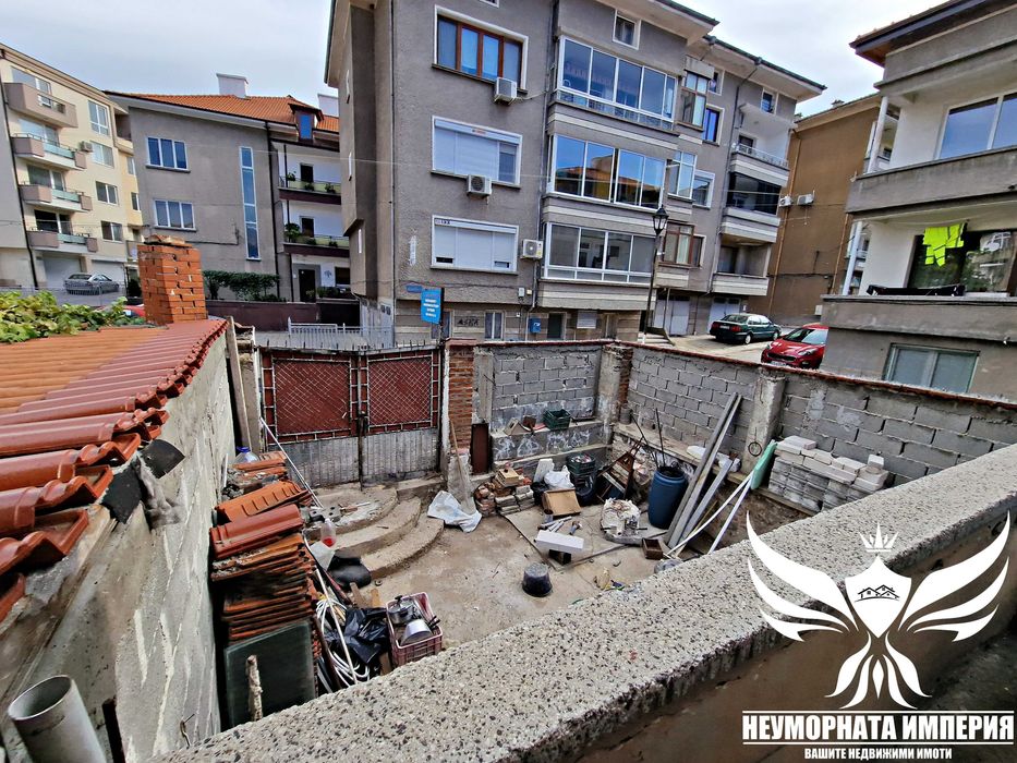 Продавам тристаен 128кв. 1ет. с гараж в гр.Асеновград, широк център