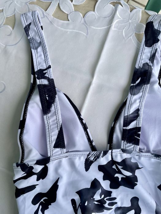 Costum de baie intreg alb negru cu motiv floral Marime S