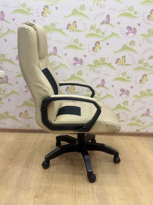 Офисное мягкое кресло