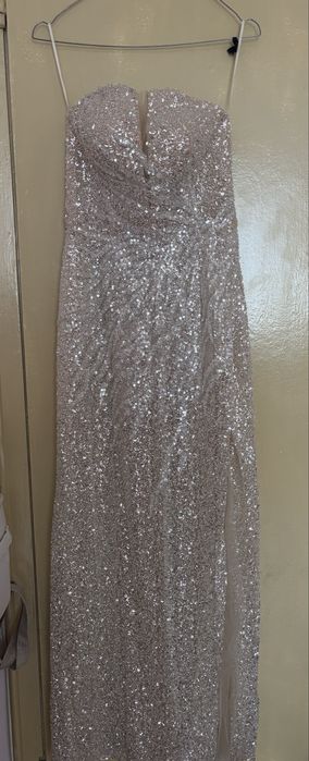 Бална рокля,телесен цвят,цялата в камъни и пайети