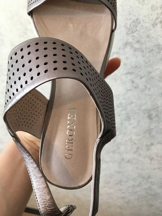 Продам новые босоножки