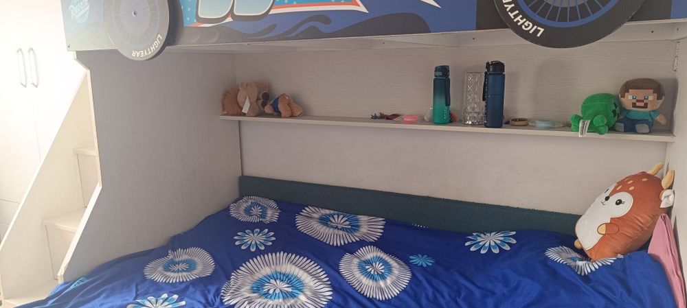 Pat supraetajat 3 locuri de dormit ,dulap mare