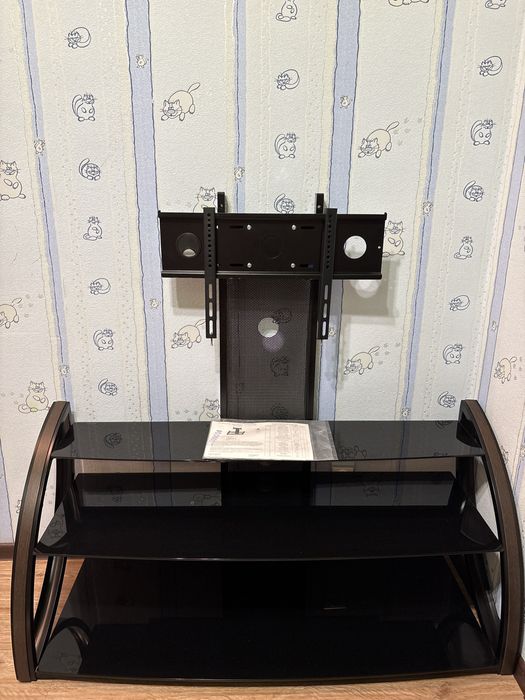 Продам стеклянную тумбу под телевизор в отличном состоянии.