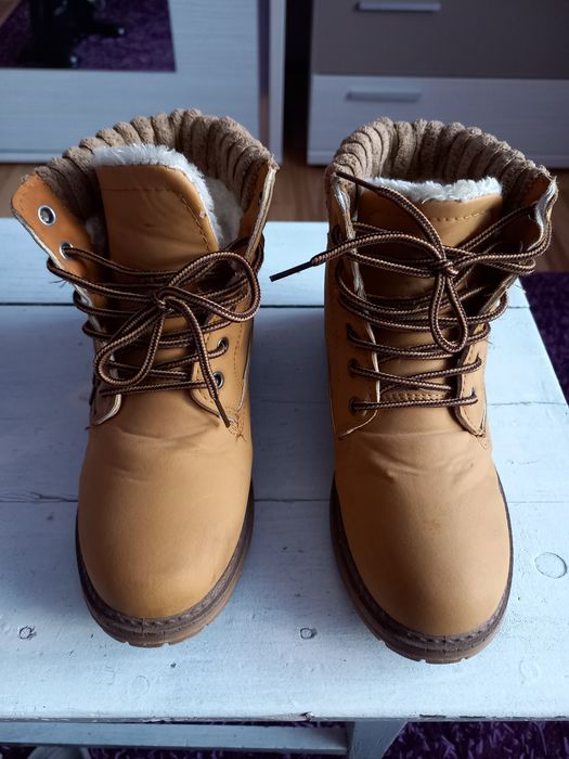 Bocanci dama,piele întoarsă,marimea 37.Pret.30 lei.