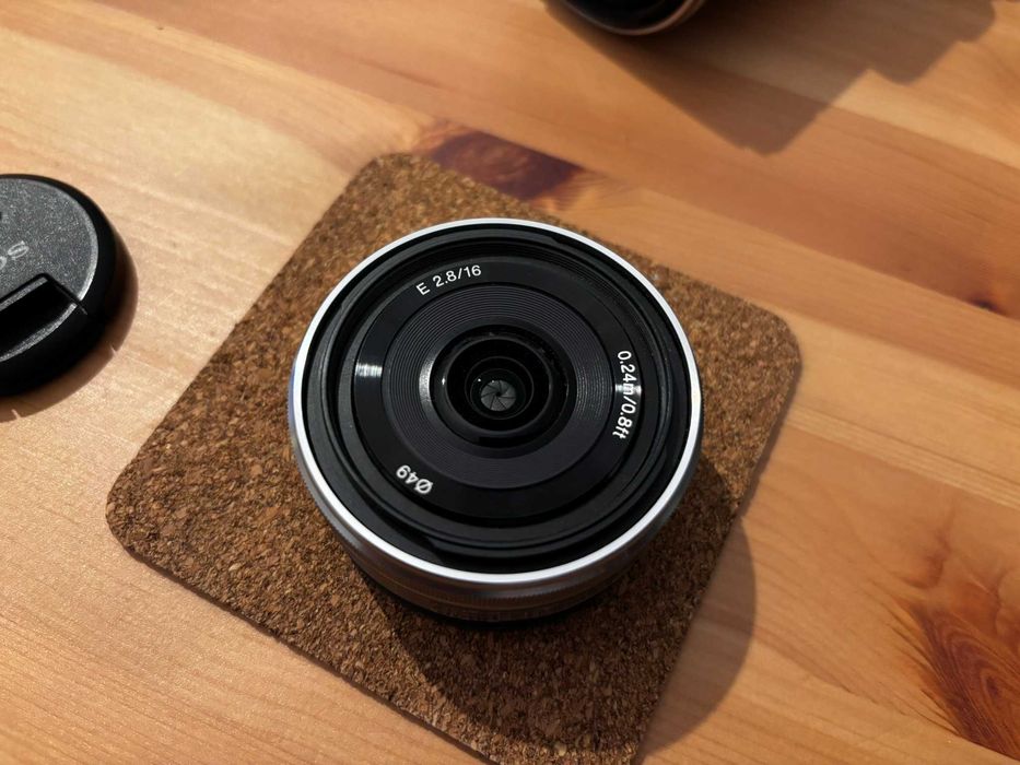 Kit Sony NEX-5 + obiectiv Sony SEL 1855 OSS + obiectiv Sony SEL 16F28 + accesorii cadou